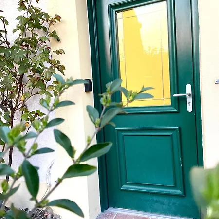 Проживание в семье Isly Room's